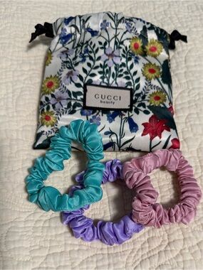 Gucci Beauty small dust bag with three unbranded Scrunchies!